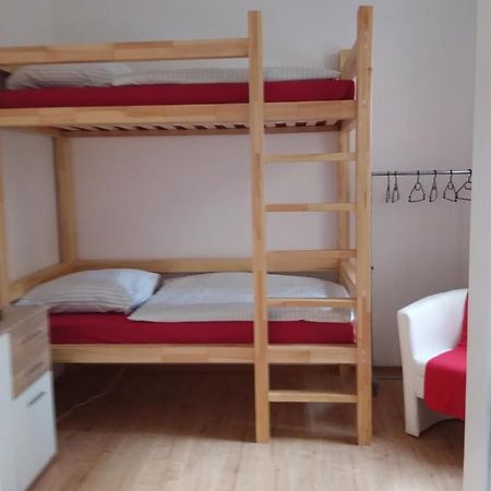 Living In The Box Hostel Berlin Bagian luar foto