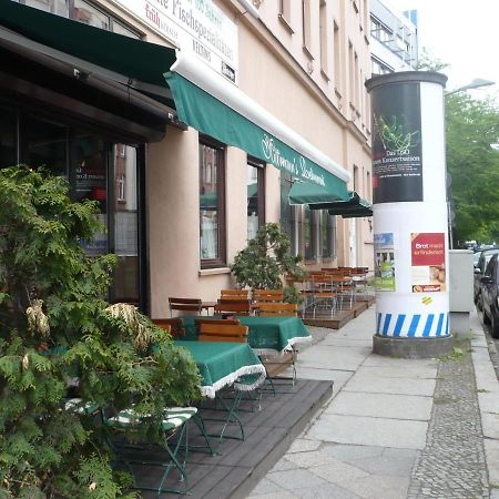 Living In The Box Hostel Berlin Bagian luar foto