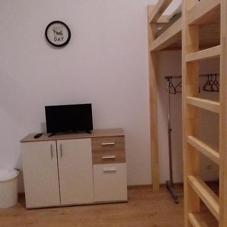Living In The Box Hostel Berlin Bagian luar foto