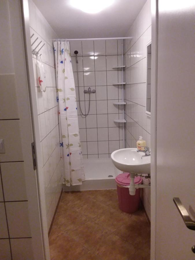 Living In The Box Hostel Berlin Bagian luar foto