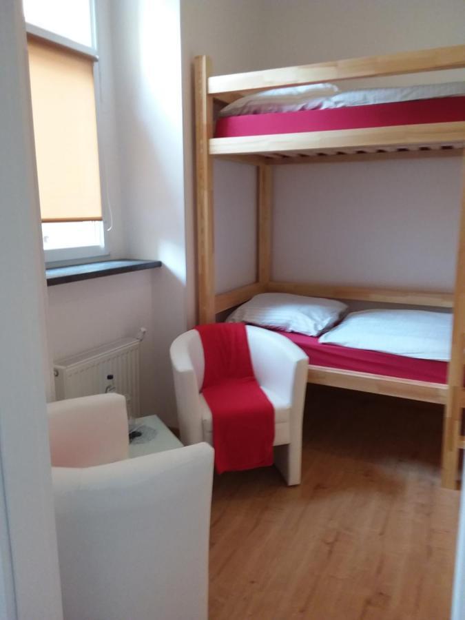 Living In The Box Hostel Berlin Bagian luar foto