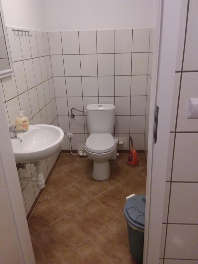 Living In The Box Hostel Berlin Bagian luar foto