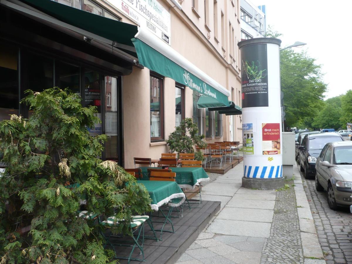 Living In The Box Hostel Berlin Bagian luar foto
