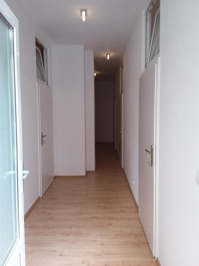 Living In The Box Hostel Berlin Bagian luar foto
