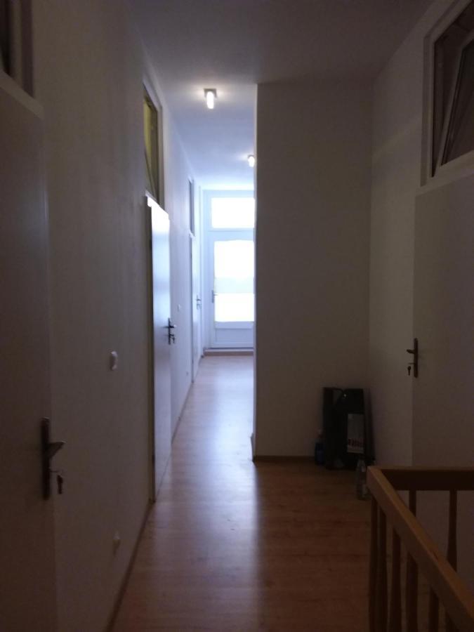 Living In The Box Hostel Berlin Bagian luar foto