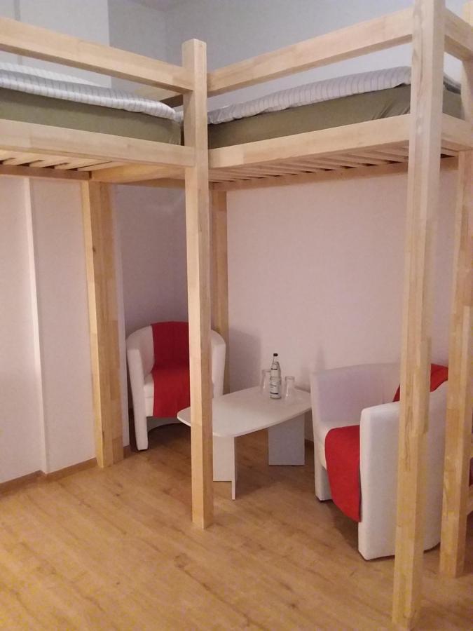 Living In The Box Hostel Berlin Bagian luar foto
