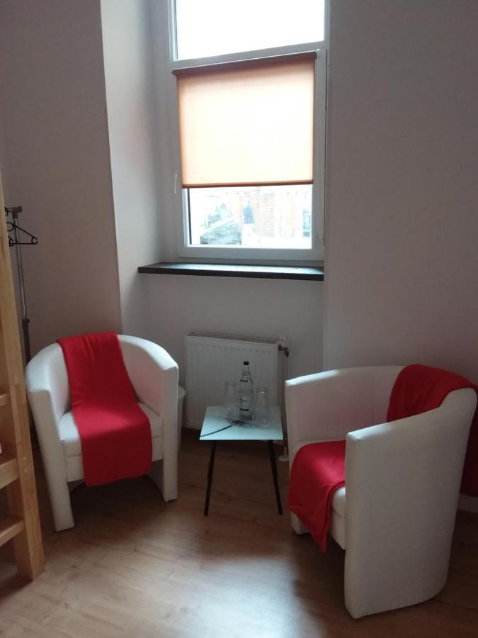 Living In The Box Hostel Berlin Bagian luar foto