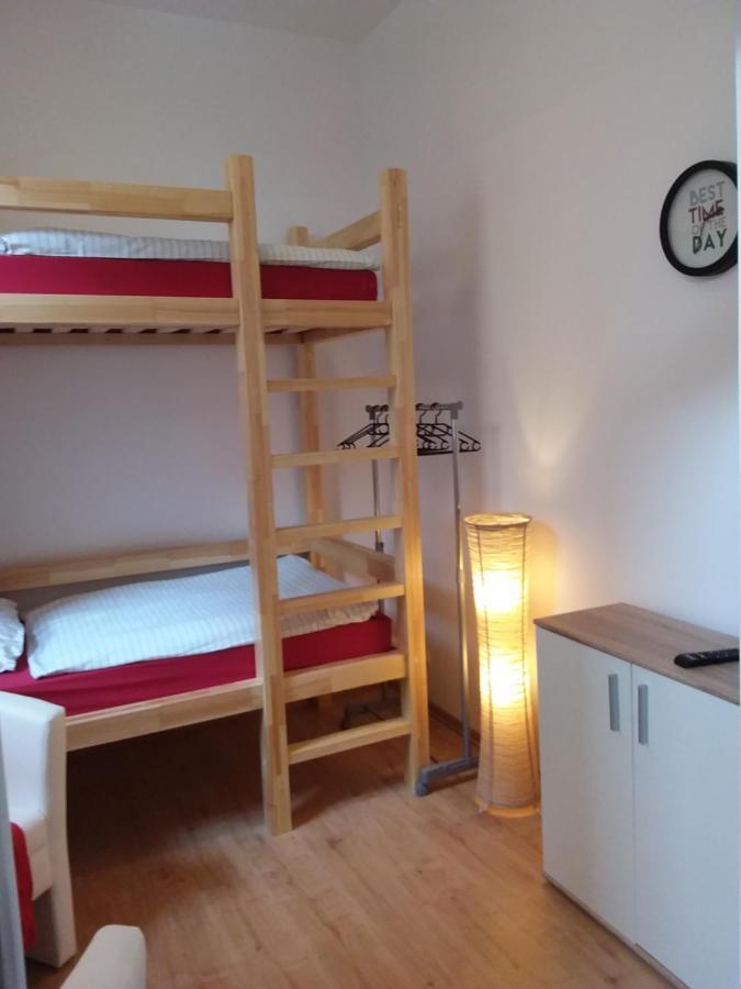 Living In The Box Hostel Berlin Bagian luar foto
