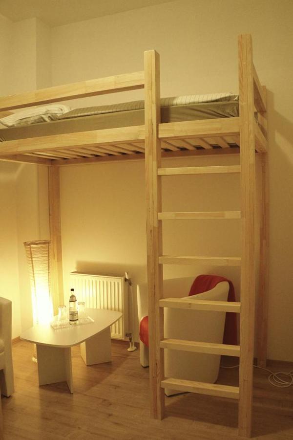 Living In The Box Hostel Berlin Bagian luar foto