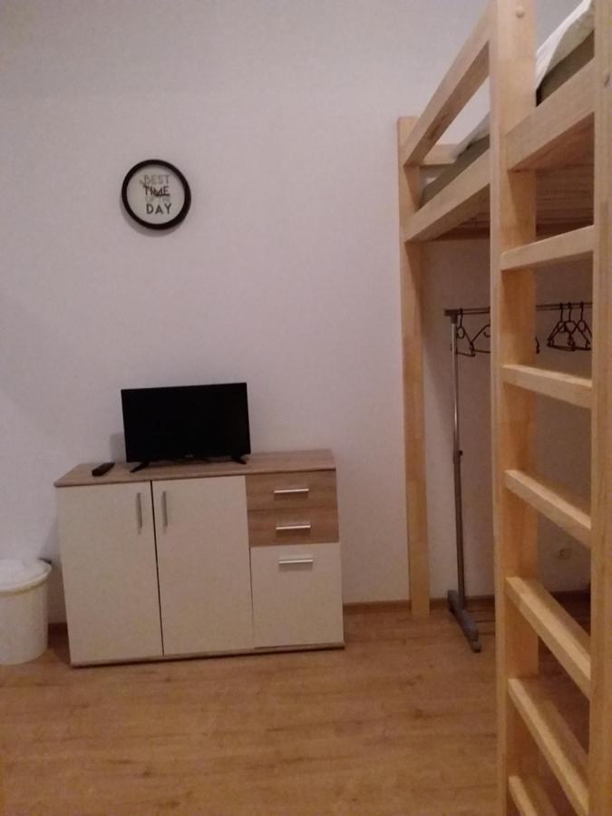 Living In The Box Hostel Berlin Bagian luar foto
