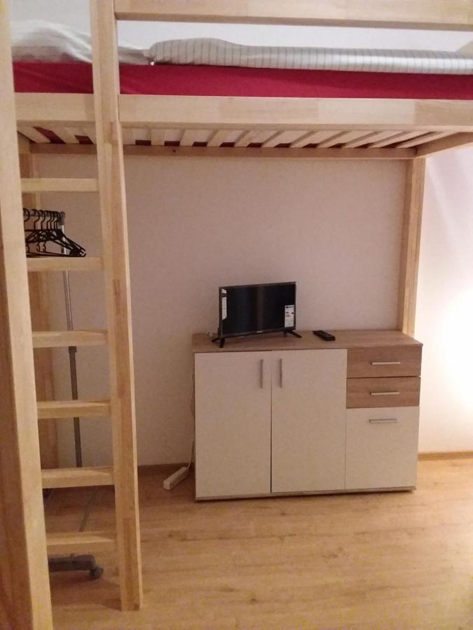 Living In The Box Hostel Berlin Bagian luar foto