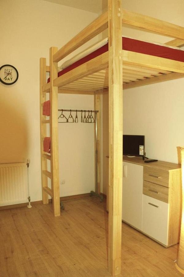 Living In The Box Hostel Berlin Bagian luar foto