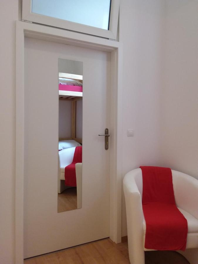 Living In The Box Hostel Berlin Bagian luar foto