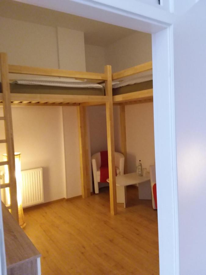 Living In The Box Hostel Berlin Bagian luar foto
