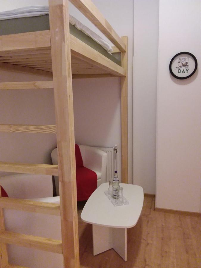 Living In The Box Hostel Berlin Bagian luar foto