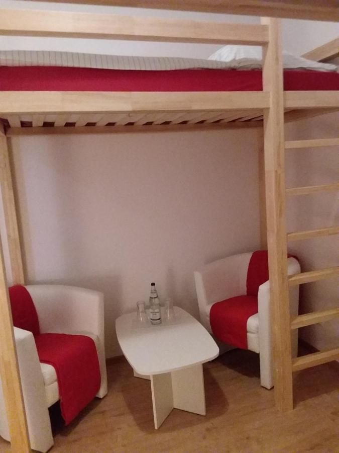 Living In The Box Hostel Berlin Bagian luar foto